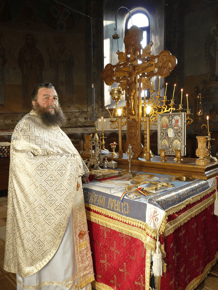 Preotul paroh în Sfântul Altar